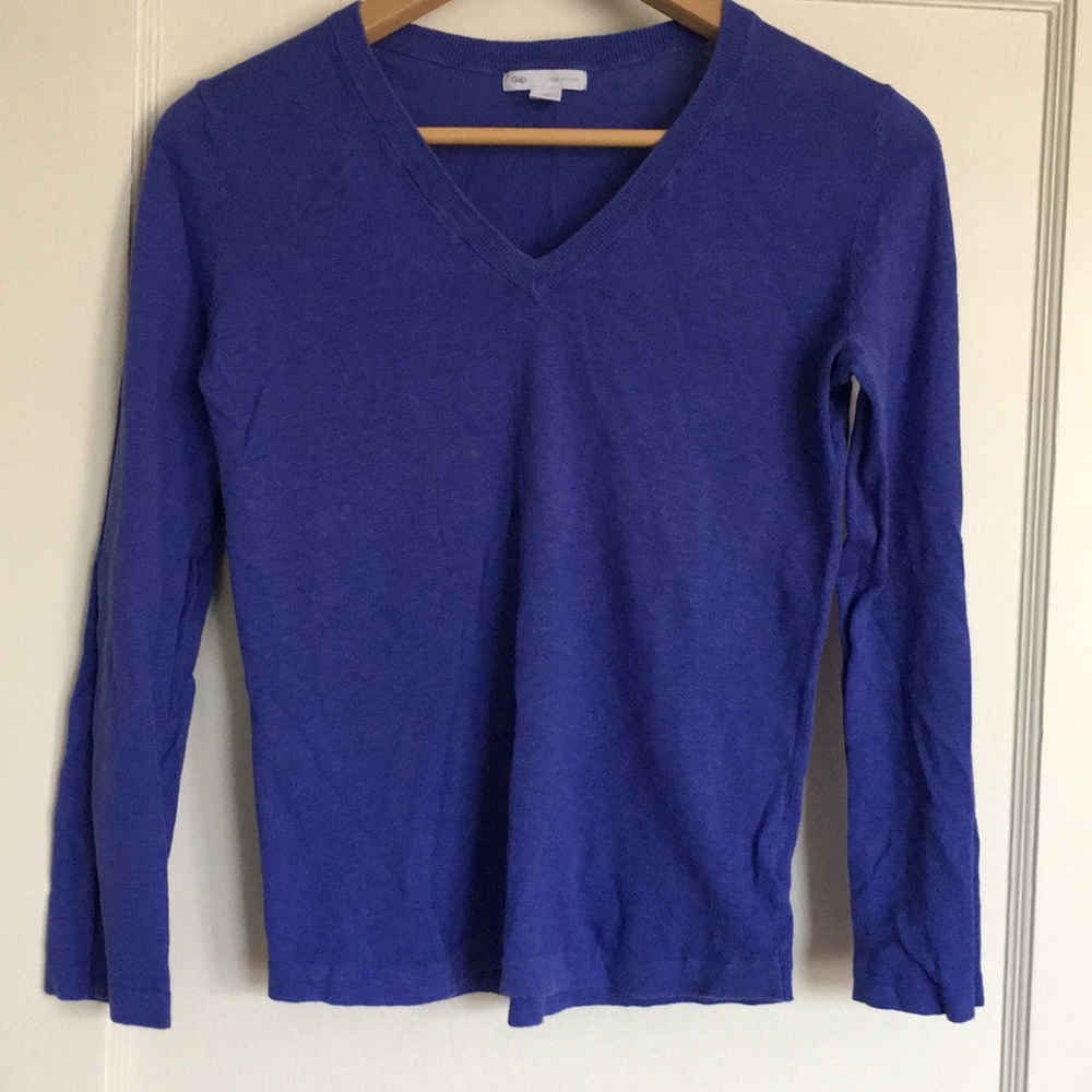 Gap Long Sleeve V neck Top
